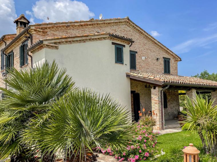 Farmhouse Arcevia Marche Italy Luxury Pool