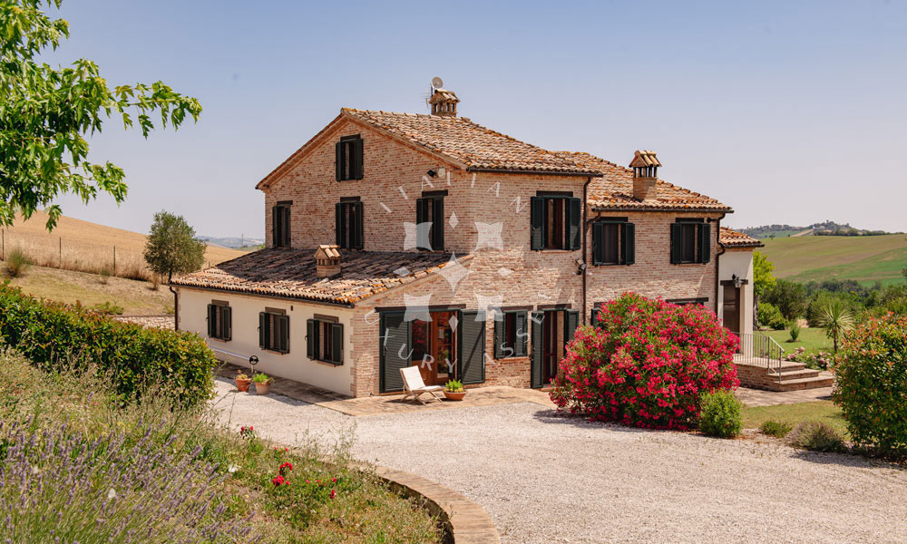 Villa Arcevia Marche Italy Luxury Panorama