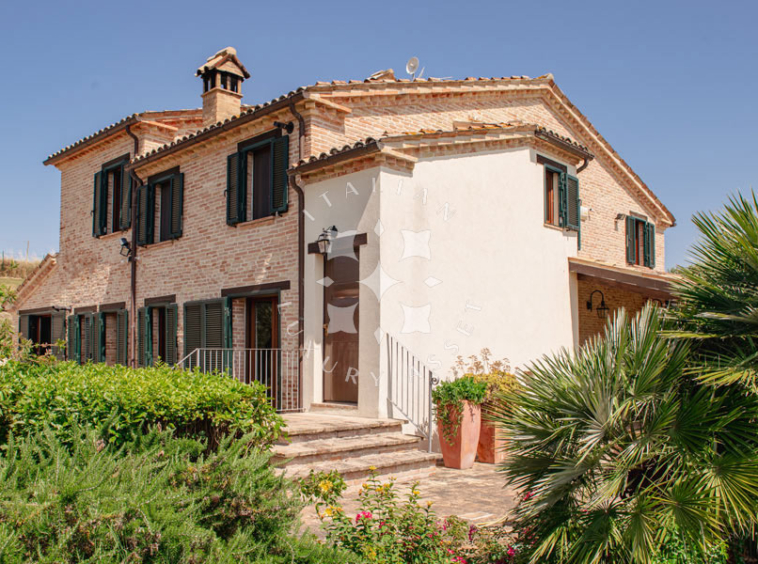 Villa Arcevia Marche Italy Luxury Panorama