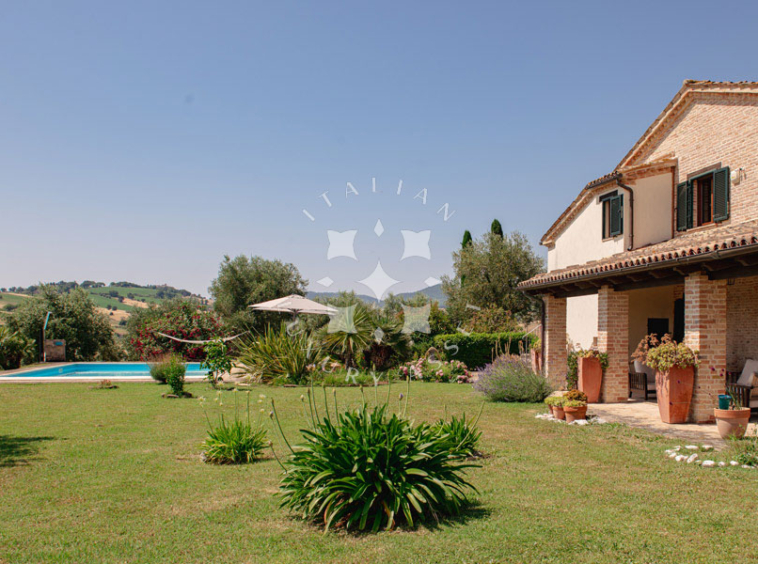 Villa Arcevia Marche Italy Luxury Panorama
