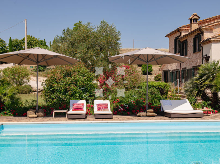 Villa Arcevia Marche Italy Luxury Panorama