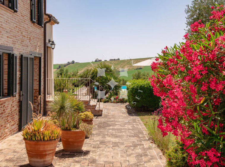 Villa Arcevia Marche Italy Luxury Panorama