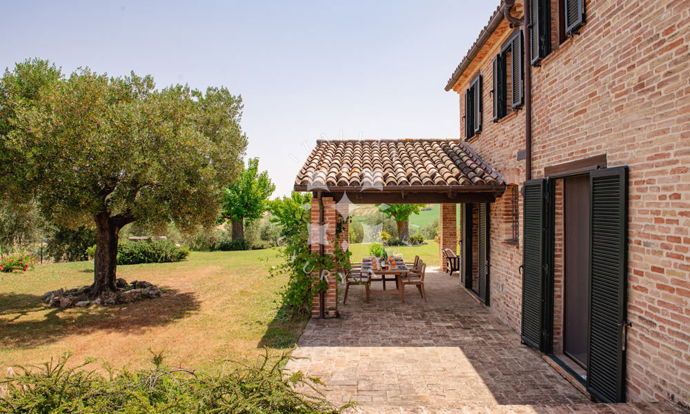 Villa Arcevia Marche Italy Luxury Panorama