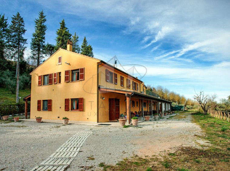 Agriturismo Ponzano Fermo Marche Pool Italy