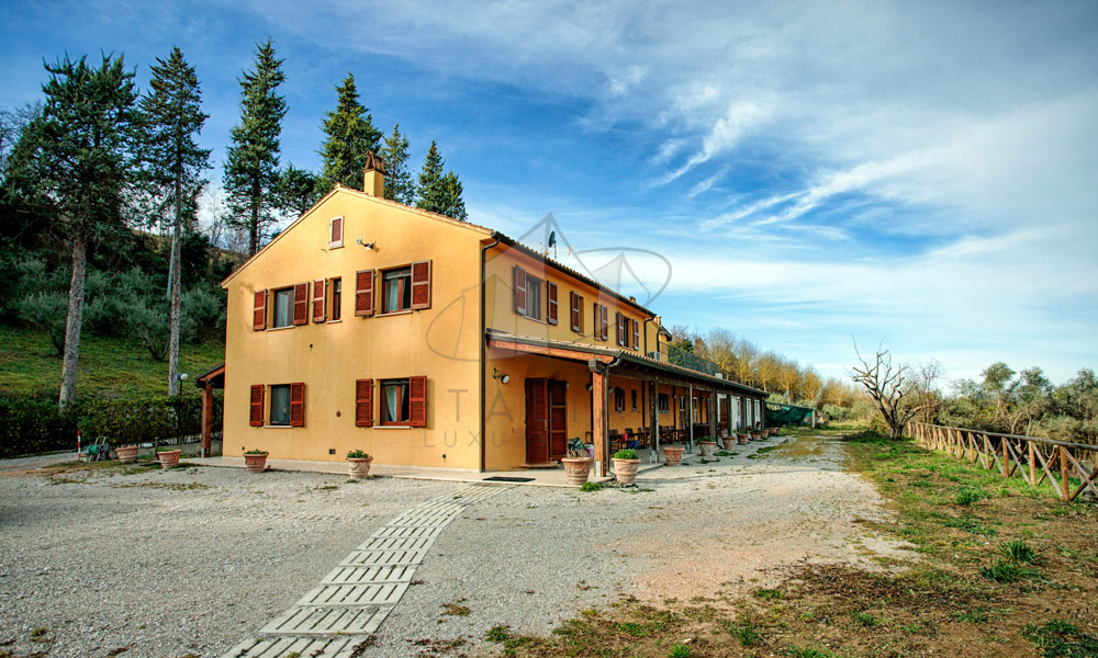 Agriturismo Ponzano Fermo Marche Pool Italy