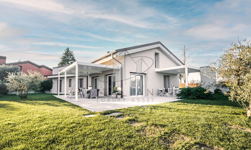 Villa Sommacampagna Verona Veneto Italy Poll