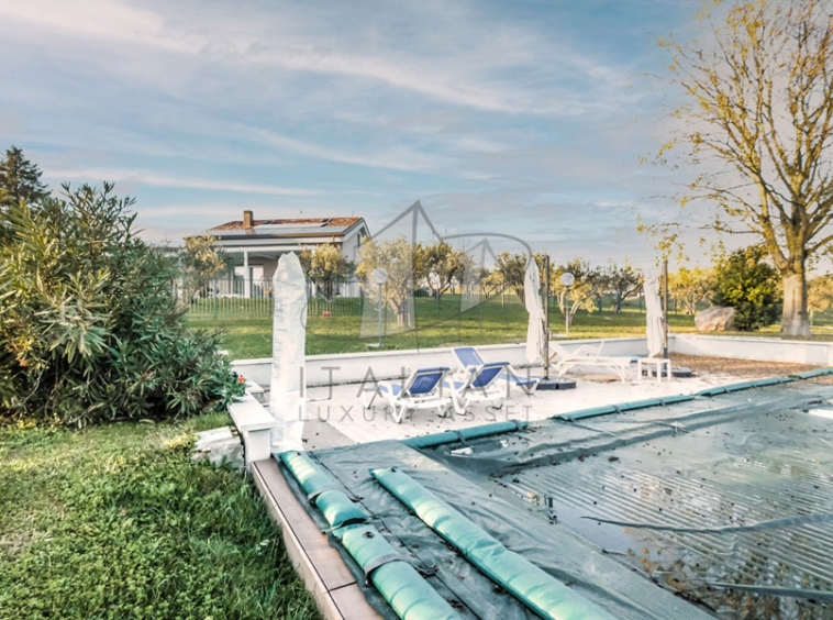 Villa Sommacampagna Verona Veneto Italy Poll