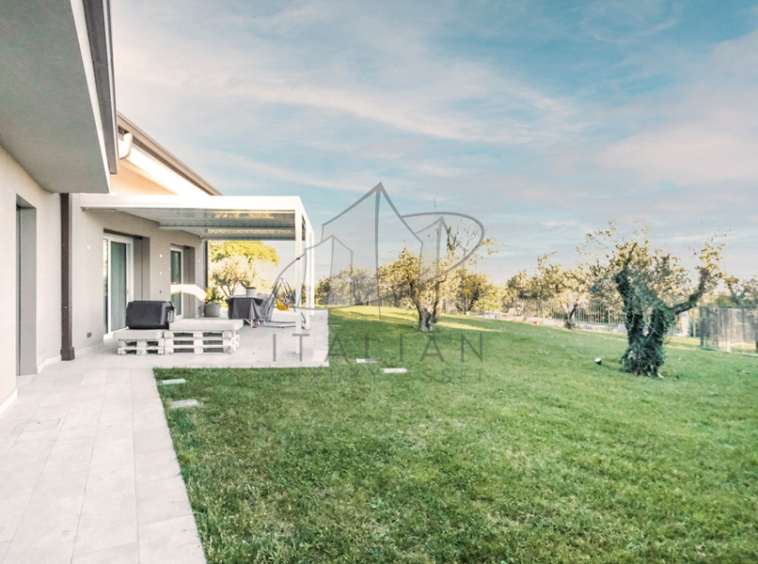 Villa Sommacampagna Verona Veneto Italy Poll