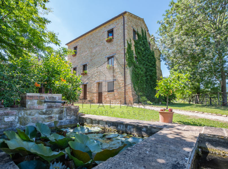 Agriturismo Sarnano Macerata Marche Italy SPA Pool
