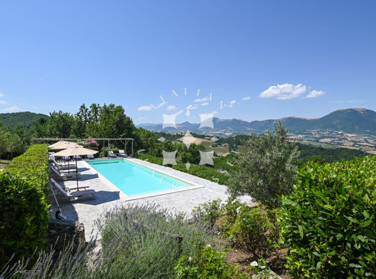 Hamlet Castelraimondo Macerata Marche Italy Pool