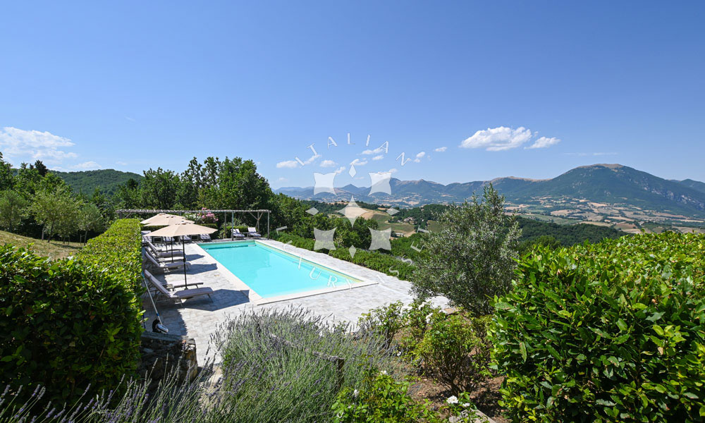 Hamlet Castelraimondo Macerata Marche Italy Pool